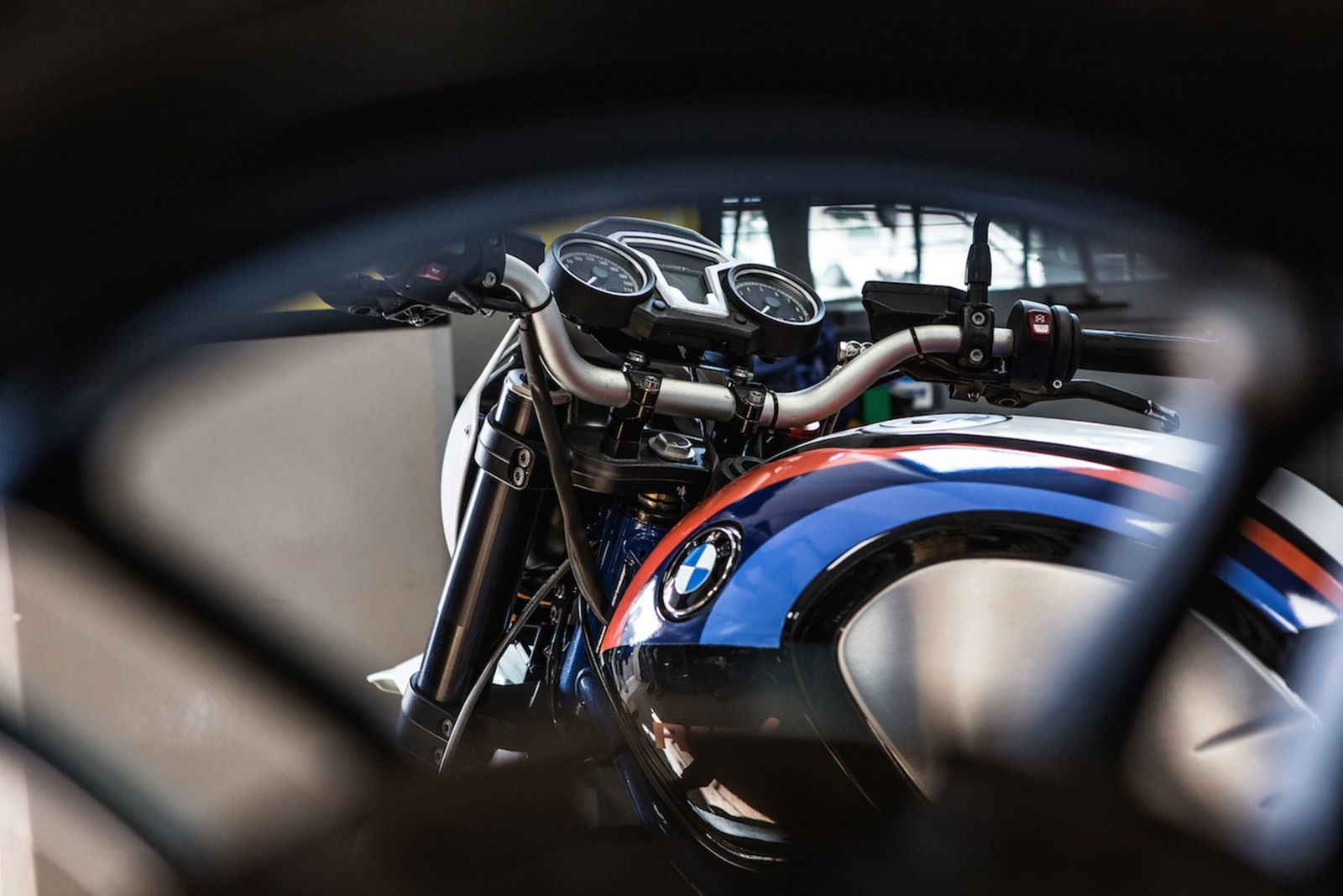 Cruscotto e serbatoio della R12GHS in officina